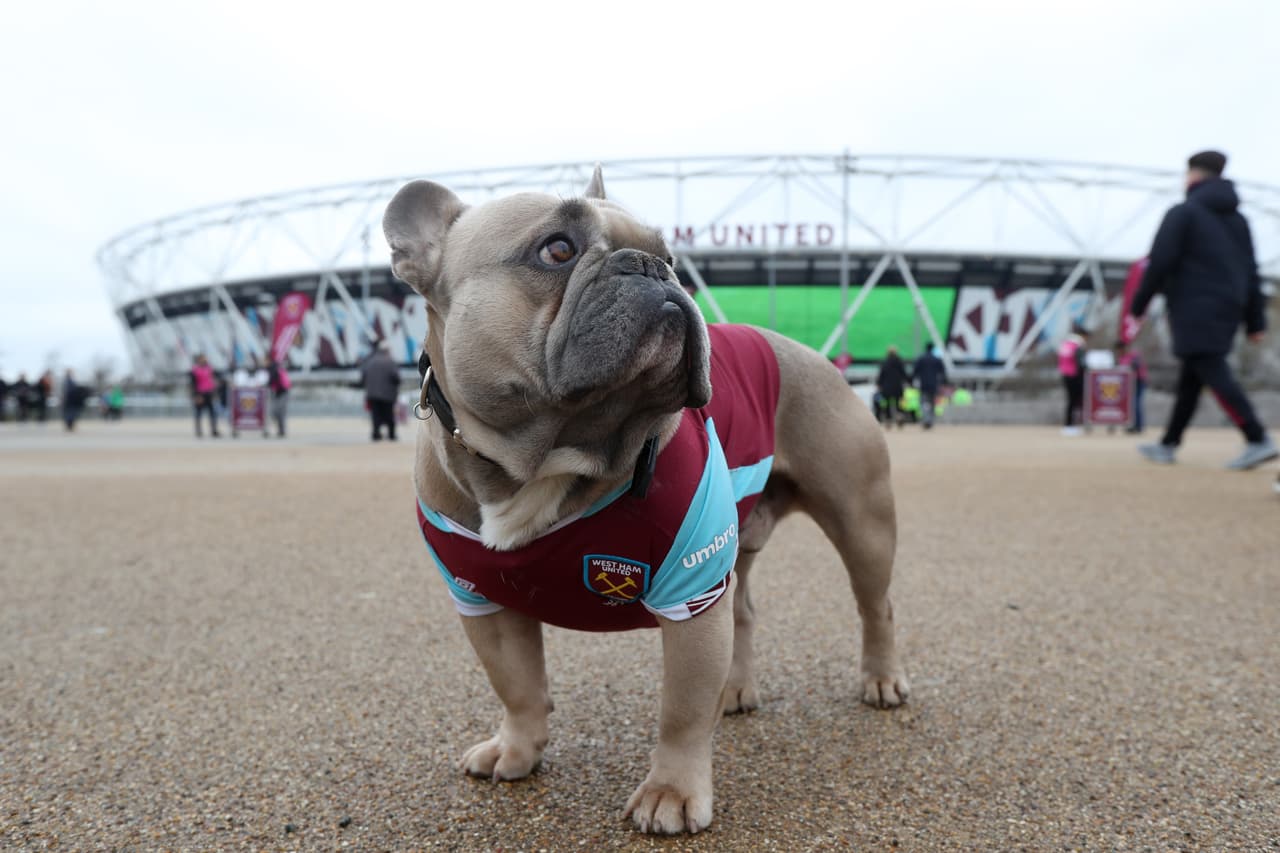 Con la playera del equipo, todos los hinchas llegaron al London Stadium para vivir el homenaje a Bobby Moore.