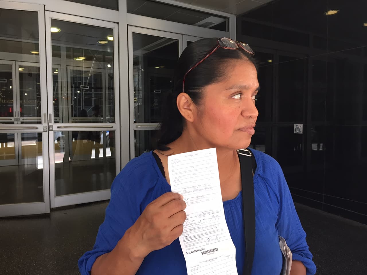 Entre las multas y la prisión: vendedora ambulante mexicana negocia su futuro en NYC