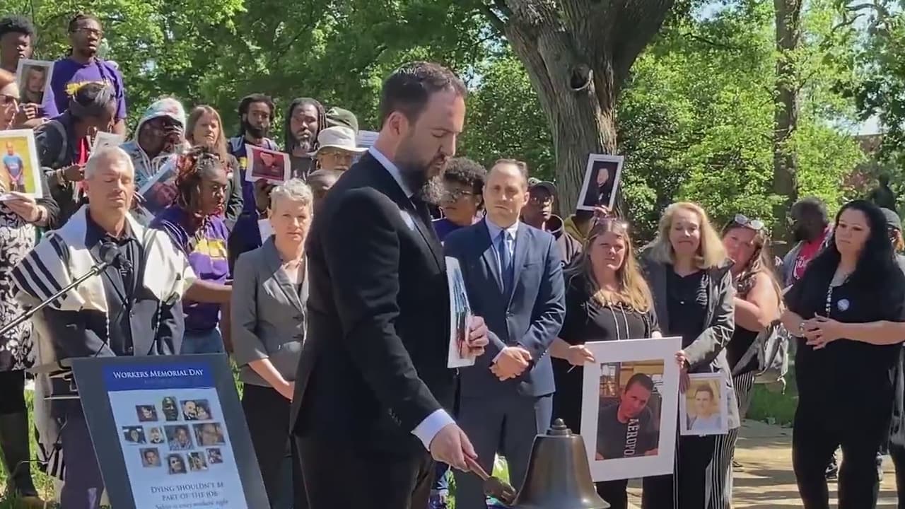 Con 189 campanadas, una por cada trabajador que perdió la vida en un accidente laboral en 2020, trabajadores y miembros de la comunidad protestaron 
<a href="https://www.univision.com/local/north-carolina-wuvc/conmemoran-el-dia-del-trabajador-en-el-capitolio-estatal-de-carolina-del-norte-video" target="_blank">el pasado 28 de abril en el centro de Raleigh</a> para pedir a los empleadores y al estado mayores protecciones en el lugar de trabajo.