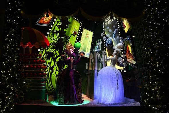 Las vitrinas navideñas de Saks FithAvenue están listas para ser admiradas por millones de visitantes. Con atuendos y accesorios lujosos que suman miles de dólares, las vitrinas se han convertido en un ícono de Nueva York. Mark Briggs, Jefe de Marketing y creativo para Saks Fifth Avenue, dijo en un comunicado que este año se han incorporado elementos nuevos , por lo que es una experiencia como ninguna otra ... una experiencia para recordar."