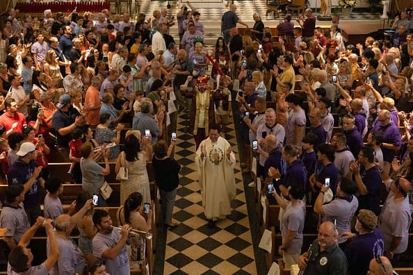 La música y la alegría también entra en la iglesia, junto a miles de fieles que van a la misa.