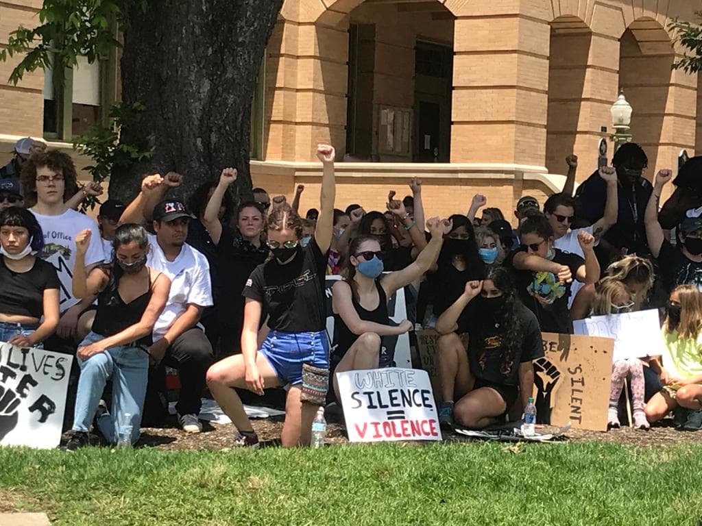 En un mensaje publicado en Twitter, el abogado de la familia de George Floyd confirmó la presentación de cargos contra Derek Chauvin y los otros tres policías que participaron en el mortal arresto.
<br>"Es un momento agridulce" dijo el abogado, que agradeció al fiscal general de Minnesota la revisión de los cargos de Chauvin elevándolos a homicidio en segundo grado y la presentación de cargos contra los otros tres.
<br>