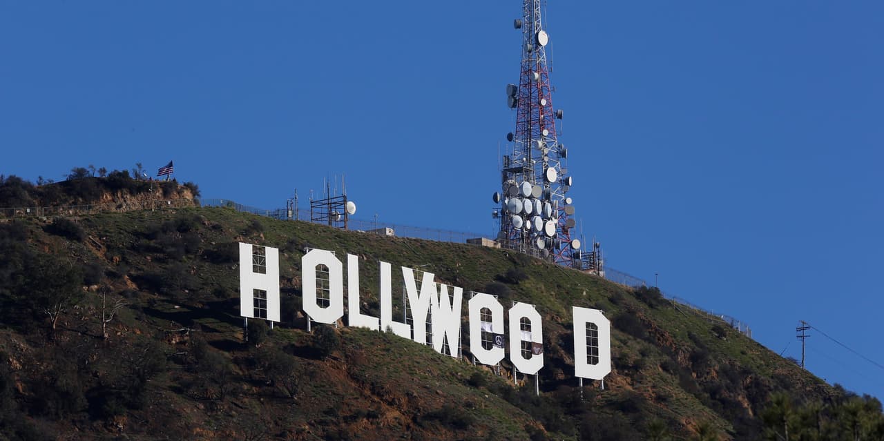 Sospechoso de modificar letrero de Hollywood se entrega a la Policía 