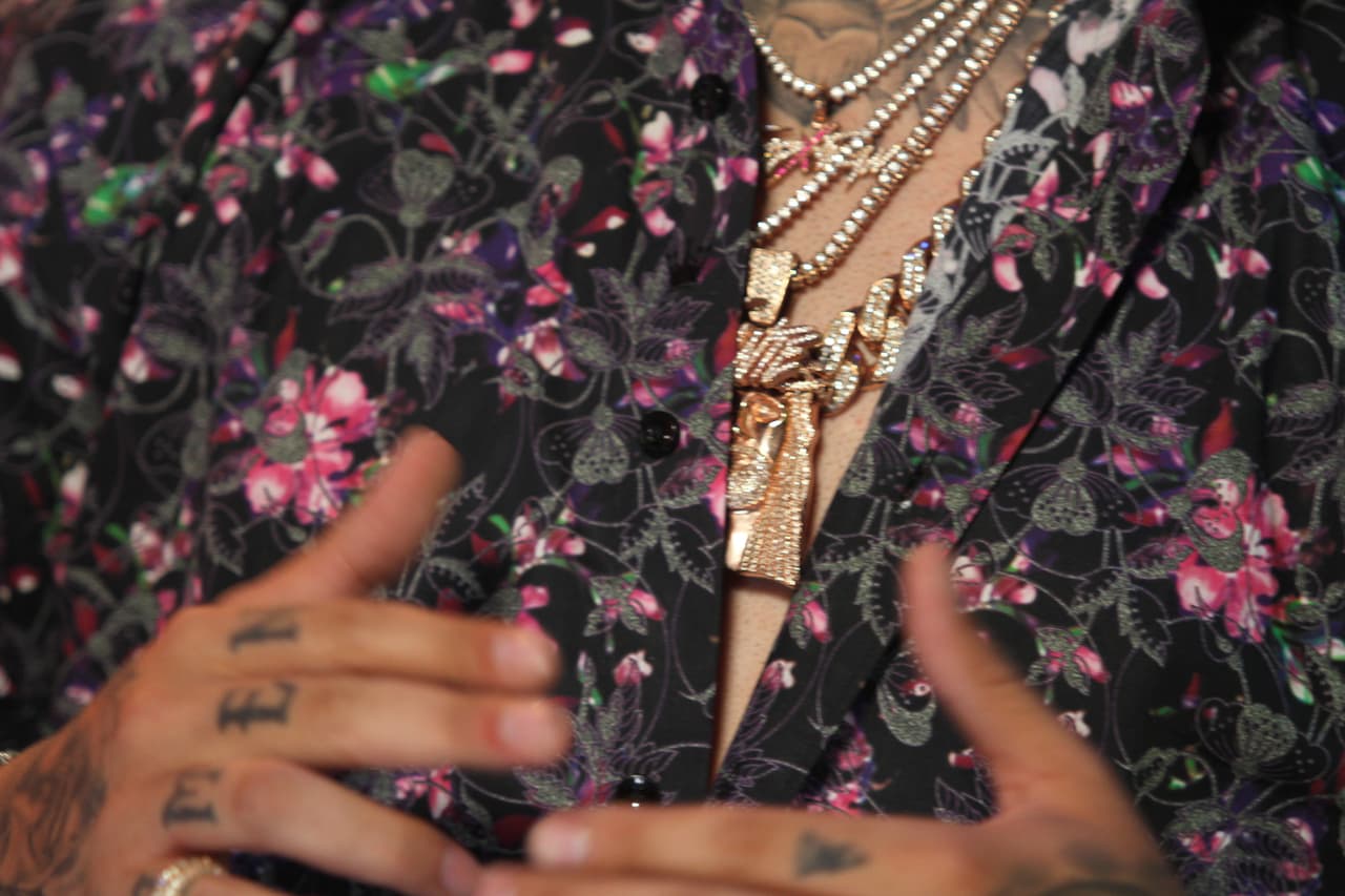 Farruko también optó por una serie de cadenas llenas de glamour.