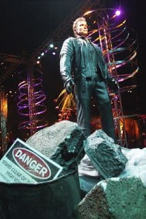 En Terminator 3: La Rebelión de las Máquinas, Arnold intentará rescatar a John Connor y a su pareja.