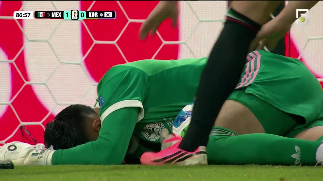 ¡Raúl 'El Tala' Rangel hace la atajada del Mundial y salva a México vs. Corea del Sur!