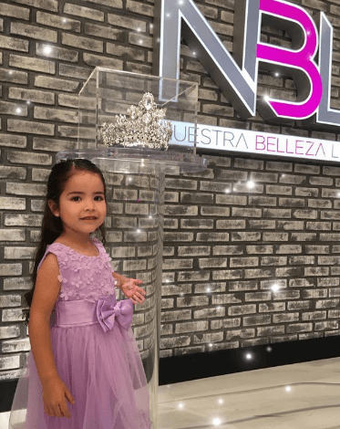 ¿Será que un día veremos a Giulietta concursando en Nuestra Belleza Latina? Mientras tanto disfruta acompañando a su mamá vestida como toda una princesa.
