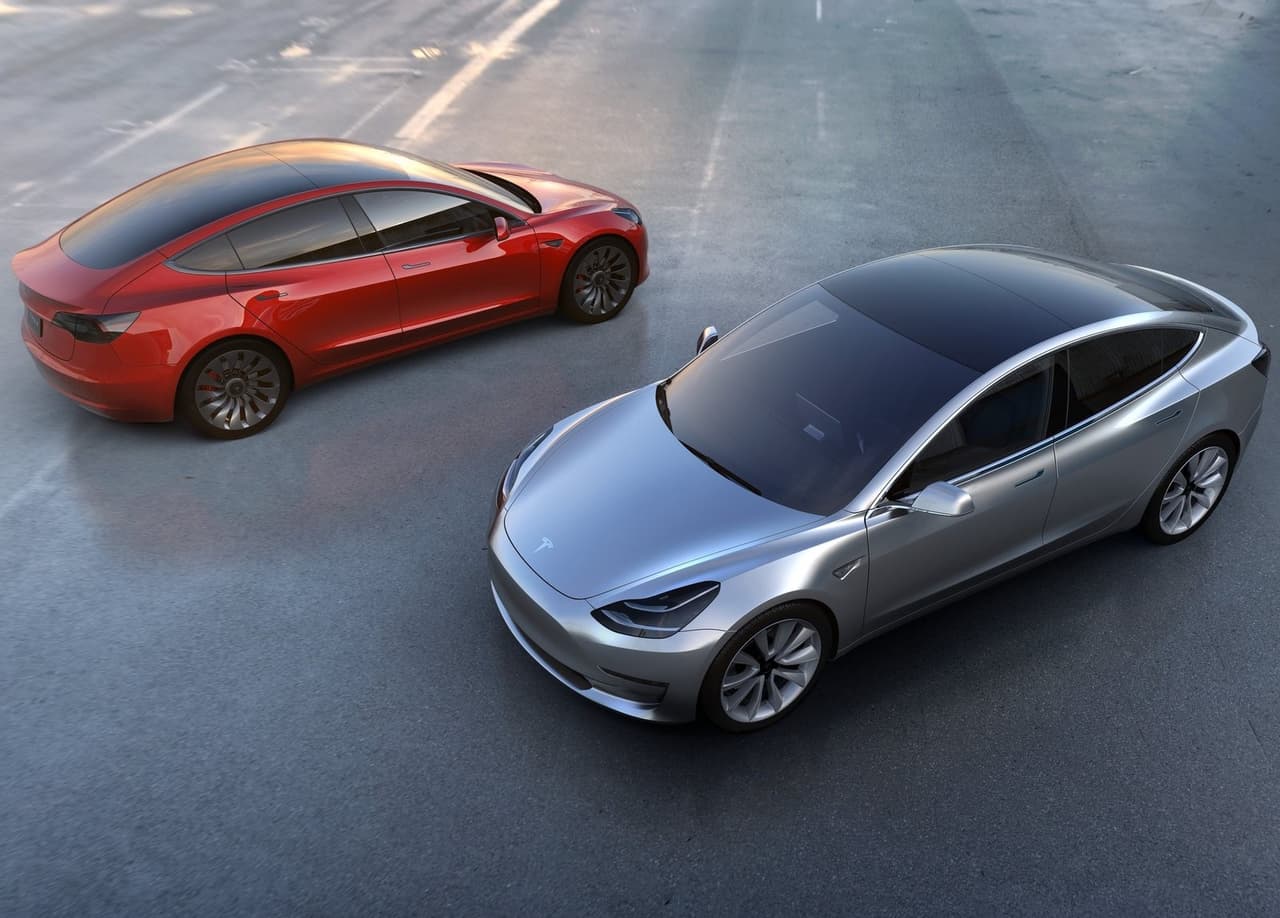 En 2016, Tesla dio a conocer el Model 3, la variante más económica de su portafolio con un precio inicial de 35,000 dólares.