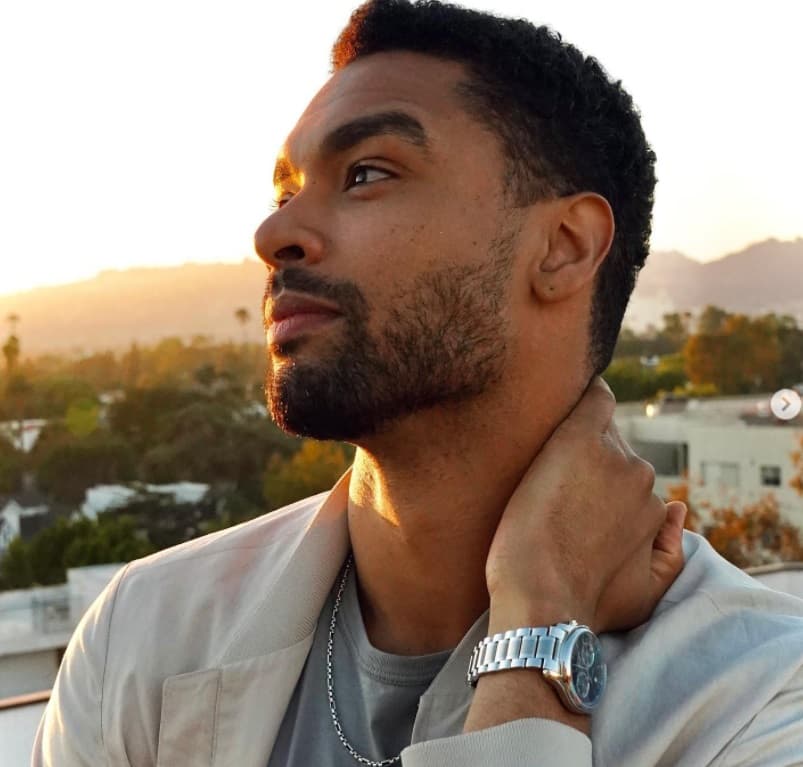 Su atractivo físico no pasó desapercibido y Regé-Jean Page también se volvió un embajador de marcas de lujo, las cuales patrocina en sus redes sociales gracias a diversas sesiones fotográficas.