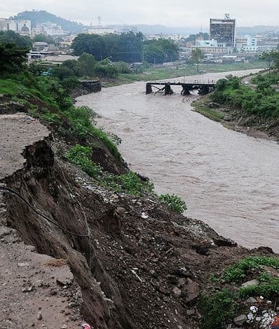 Ríos fuera de control. En cuestión de horas el nivel del Lago Amatitlán -entre la ciudad y el Pacaya- subió a causa de las lluvias. El río Michatoya, que nace en el oeste del lago y desemboca en el Pacífico, se transformó en una serpiente gigante que destruyó puentes, caminos, laderas y aldeas. Sembró el pánico y destruyó miles de zonas de ricos cultivos."El gobierno había prorrogado la siembra de maíz a causa de la sequía. Recién habían cultivado cuando vino Agatha. La tormenta se llevó todo el esfuerzo de los campesinos. Los daños son más grandes que los causados por los huracanes Mitch (finales de octubre de 1998) y Stan (principios de octubre de 2005)", aseguro Valle.