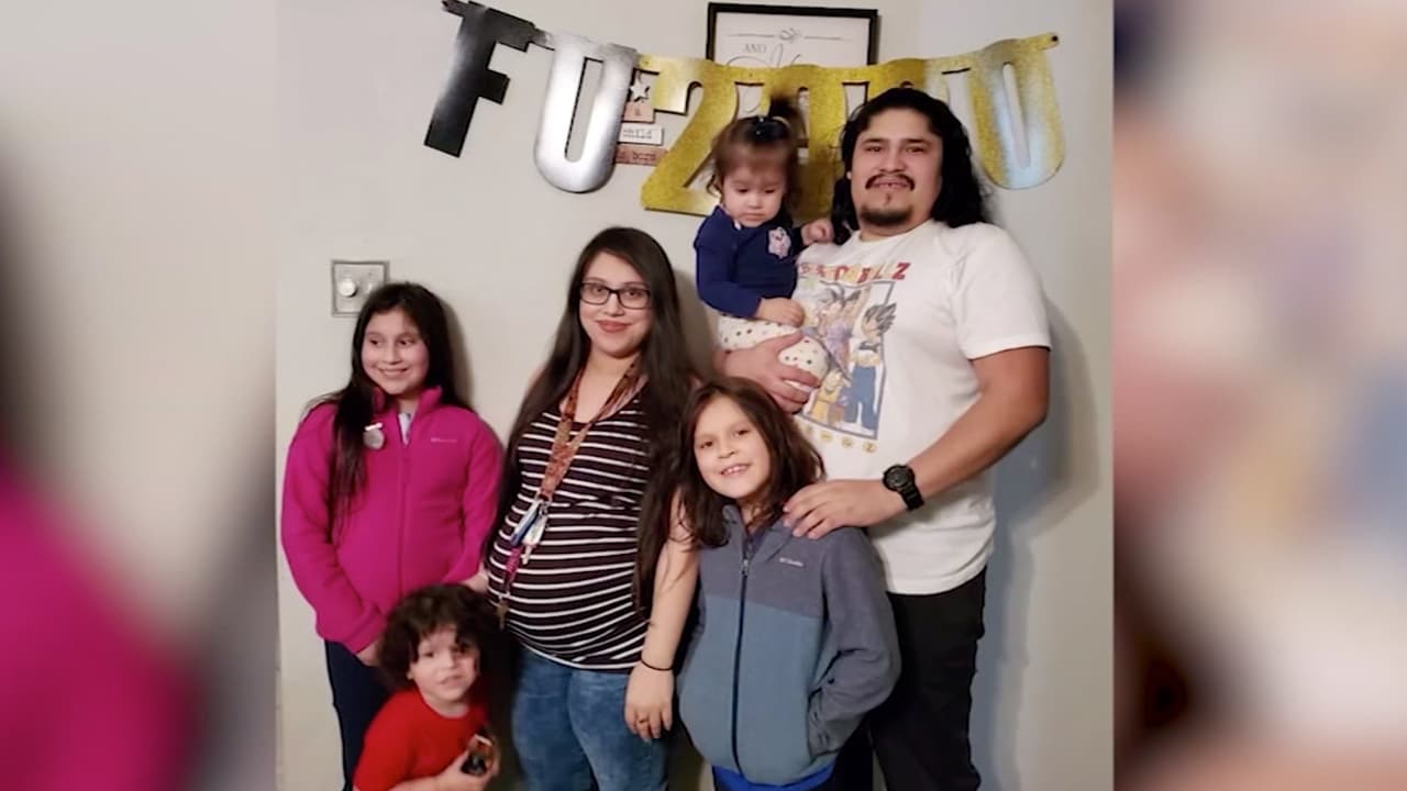 Crystal estaba embarazada de su sexto hijo y de acuerdo con su esposo, decidieron no aplicarse la
<b><a href="https://www.univision.com/local/houston-kxln/lugares-conseguir-vacuna-coronavirus-ninos-5-y-11-anos-houston">vacuna</a></b> contra el coronavirus: “Mi esposa y yo hablamos de eso, estaba embarazada y tenía algunas preocupaciones. Todo sucedió muy rápido y nos estaban presionando, ella no quería y no quise ir en contra de sus deseos“, dijo Rico Hernández a KTRK.