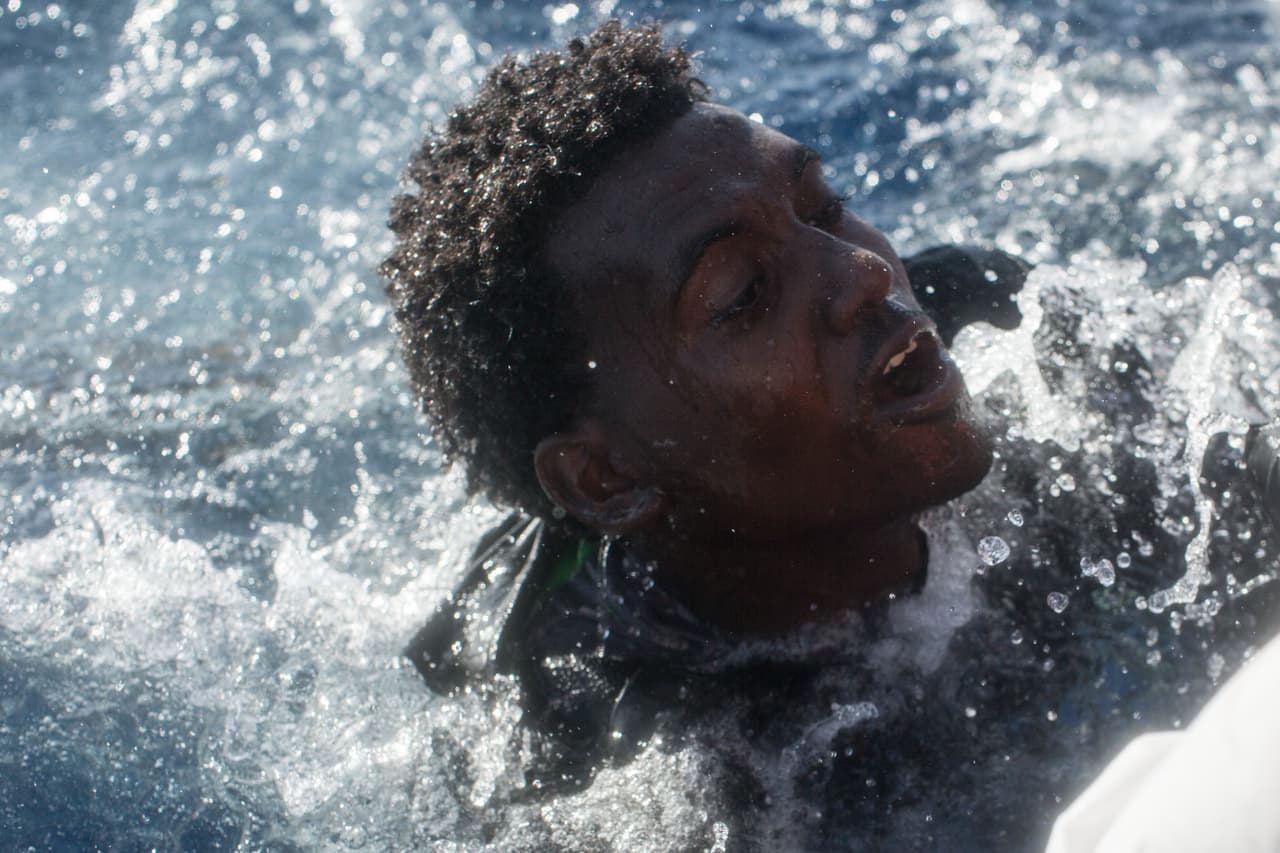 En la fotografía, un migrante intenta salvarse de un naufragio en el mediterráneo el 24 de mayo de 2017.