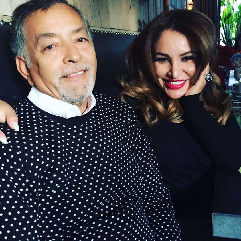 La Bronca sonriendo junto a su papá en un día de familia.