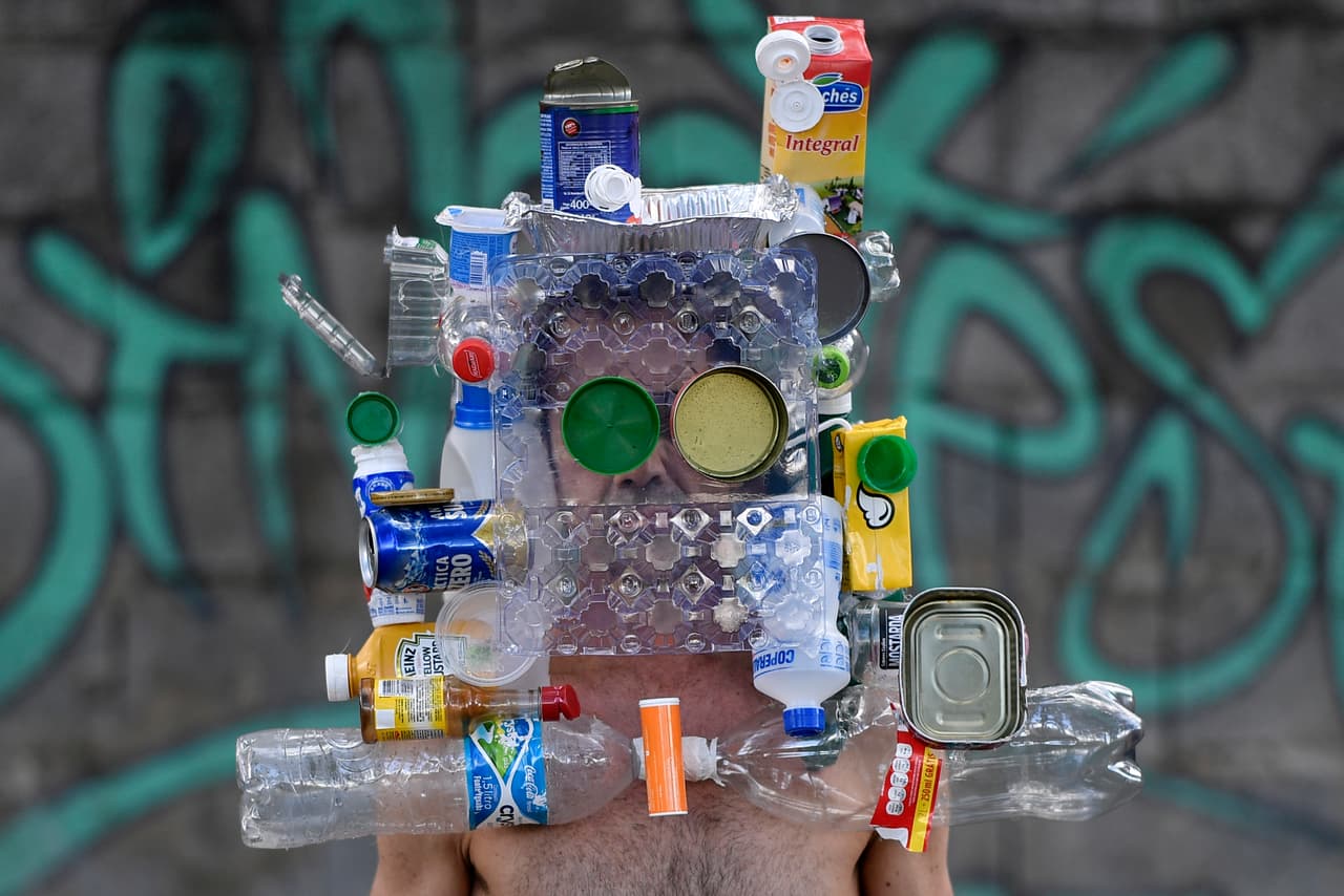 El fotógrafo Marcio Rodrigues posa con una máscara hecha con botellas, latas y cajas después de más de 20 días en los que estos artículos de desecho no fueron recolectados por la cuarentena en Belo Horizonte, Brasil. 11 de abril.