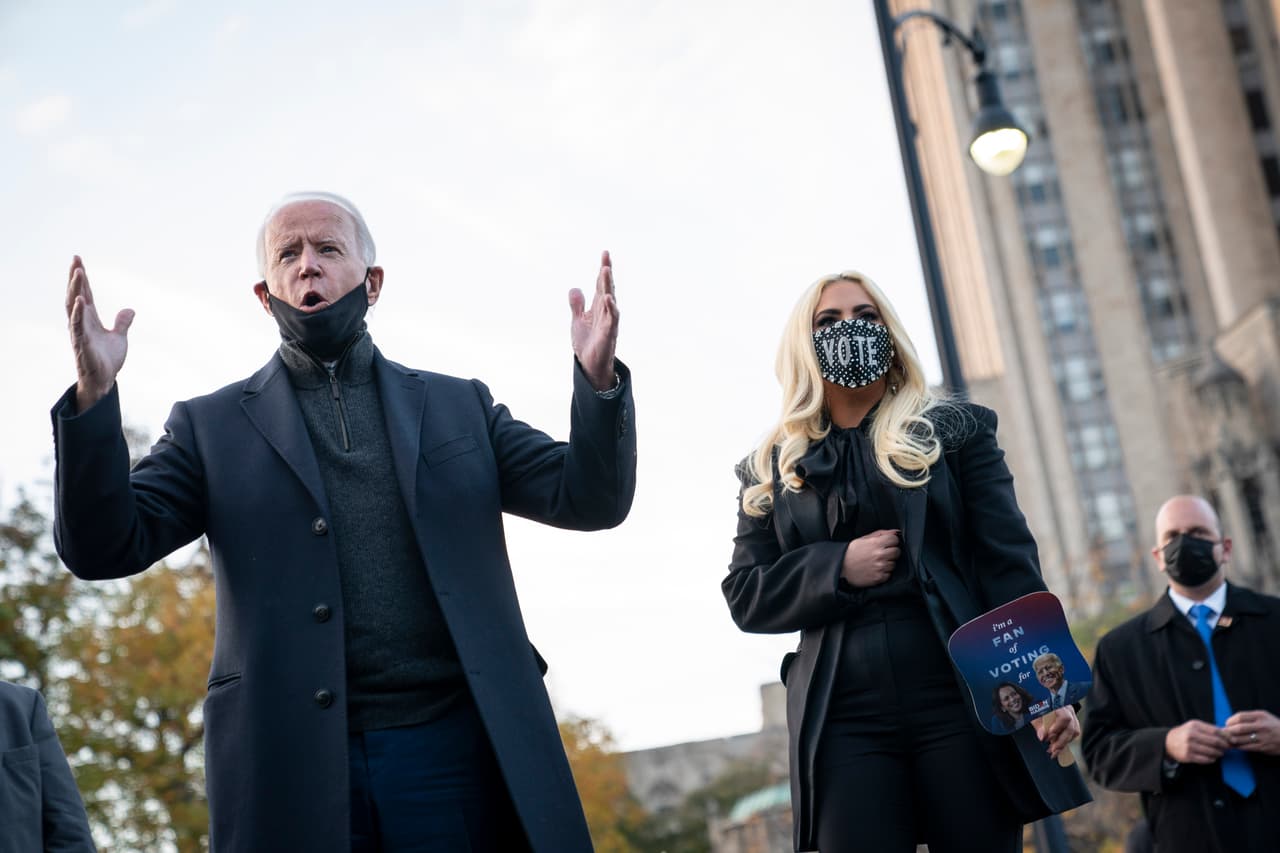 El demócrata Joe Biden continuó con el cierre en Pittsburgh, Pennsylvania, a donde
<b>llegó acompañado de la popular actriz y cantante Lady Gaga. </b>
<br>
<br>Lady Gaga publicó una selfie con un botón de la campaña de Biden-Harris
<a href="https://twitter.com/ladygaga/status/1323285046816624640?s=20" target="_blank">en su cuenta de Twitter</a> y escribió
<b>"¡Buenos días PENNSYLVANIA! (...) NECESITAMOS CADA VOTO. Estoy con Joe Biden". </b>
<br>