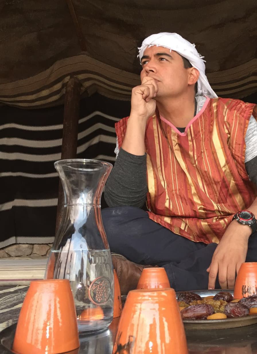 ¡Listo para la ocasión! Meditando en la Tierra del Génesis.