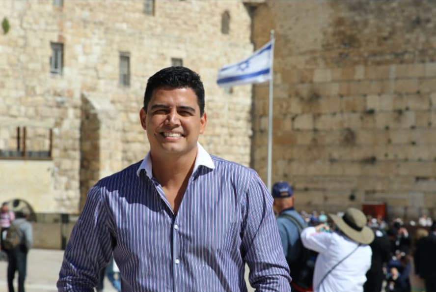 En vivo desde Israel reportando con una sonrisa.