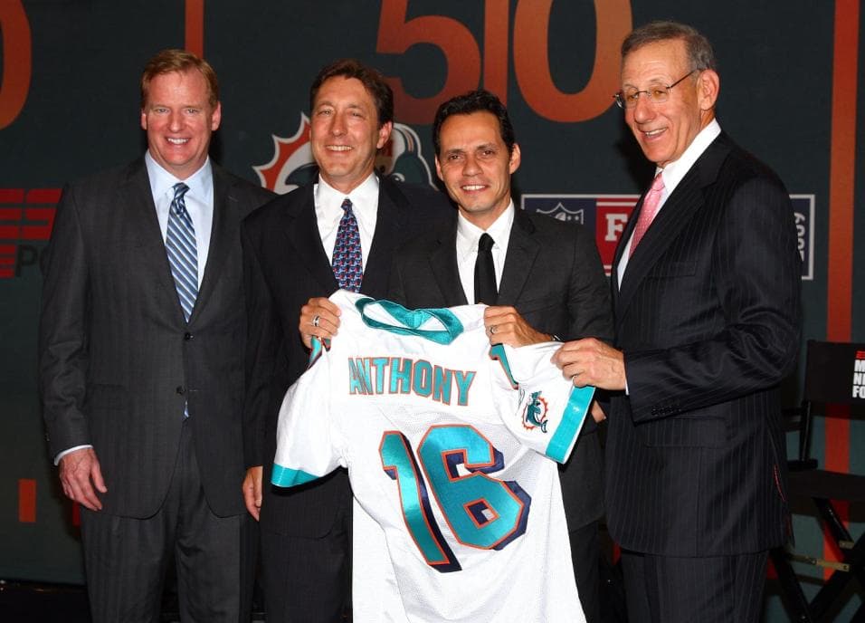 En ese mismo año también adquirió una pequeña parte del equipo de fútbol americano 'Miami Dolphins', no sólo por su gusto de hacer negocios, también por ser un gran aficionado a este equipo.