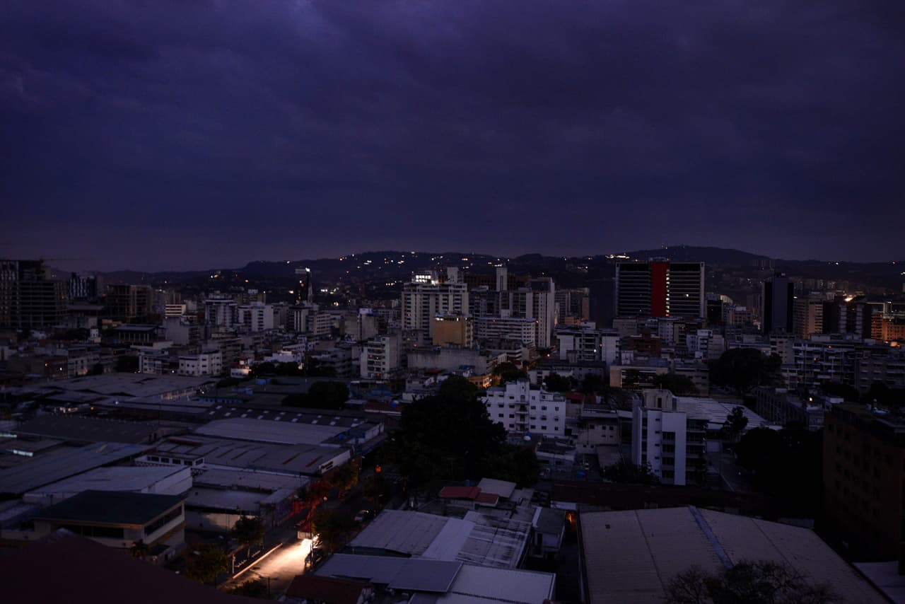 Caracas a oscuras la noche del jueves. Las autoridades suelen atribuir las fallas a acciones de sabotaje, pero especialistas sostienen que los frecuentes apagones se deben a problemas en la capacidad de generación, un deficiente mantenimiento de las instalaciones, mal manejo gerencial y corrupción.
