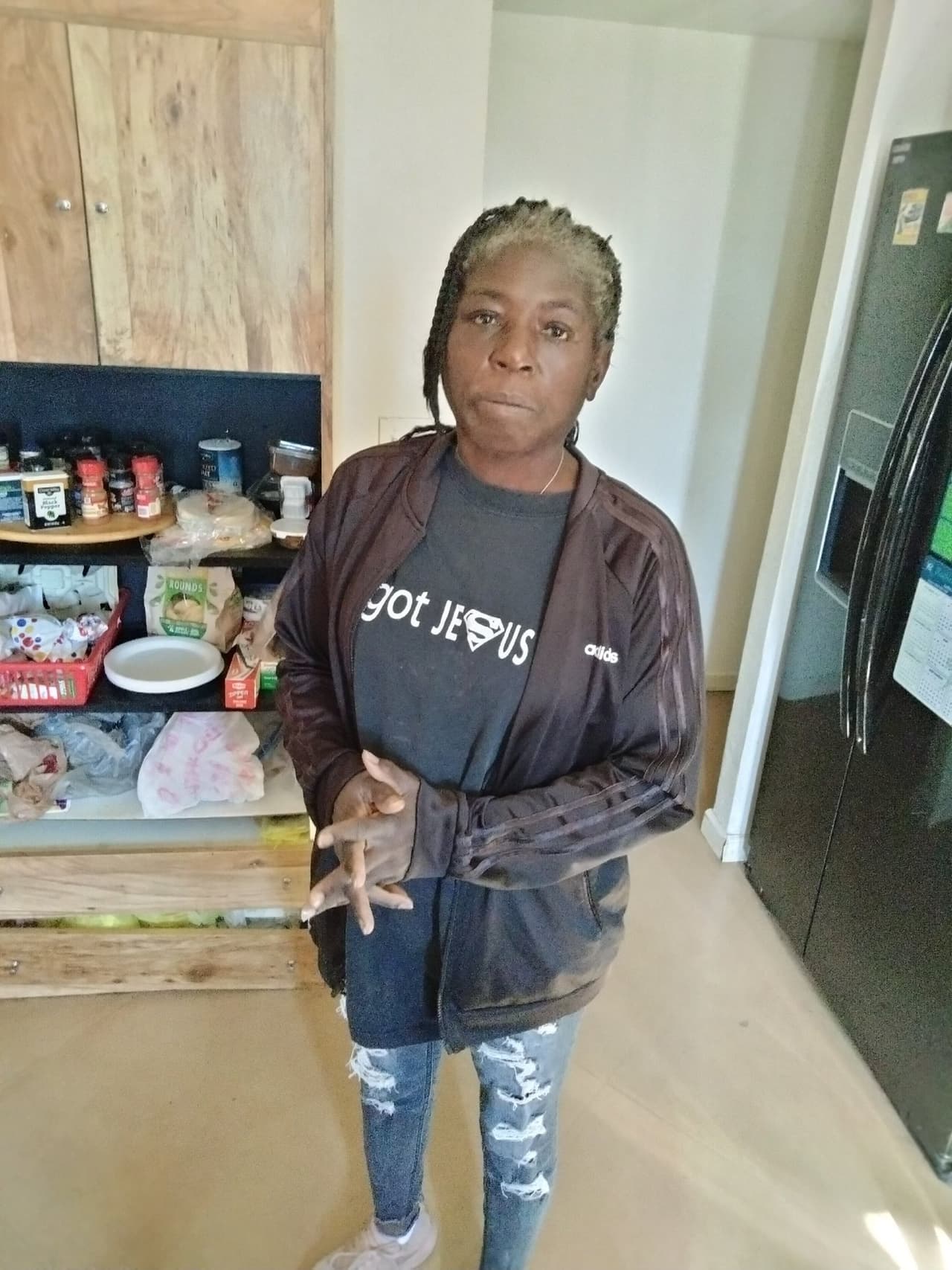 <b>Jannie Hunter, 55 años.</b>
<br>
<br>Se le vio por última vez en el área de E. Escalante Rd. y S. Pantano Rd. Se pide información sobre su localización al 911.