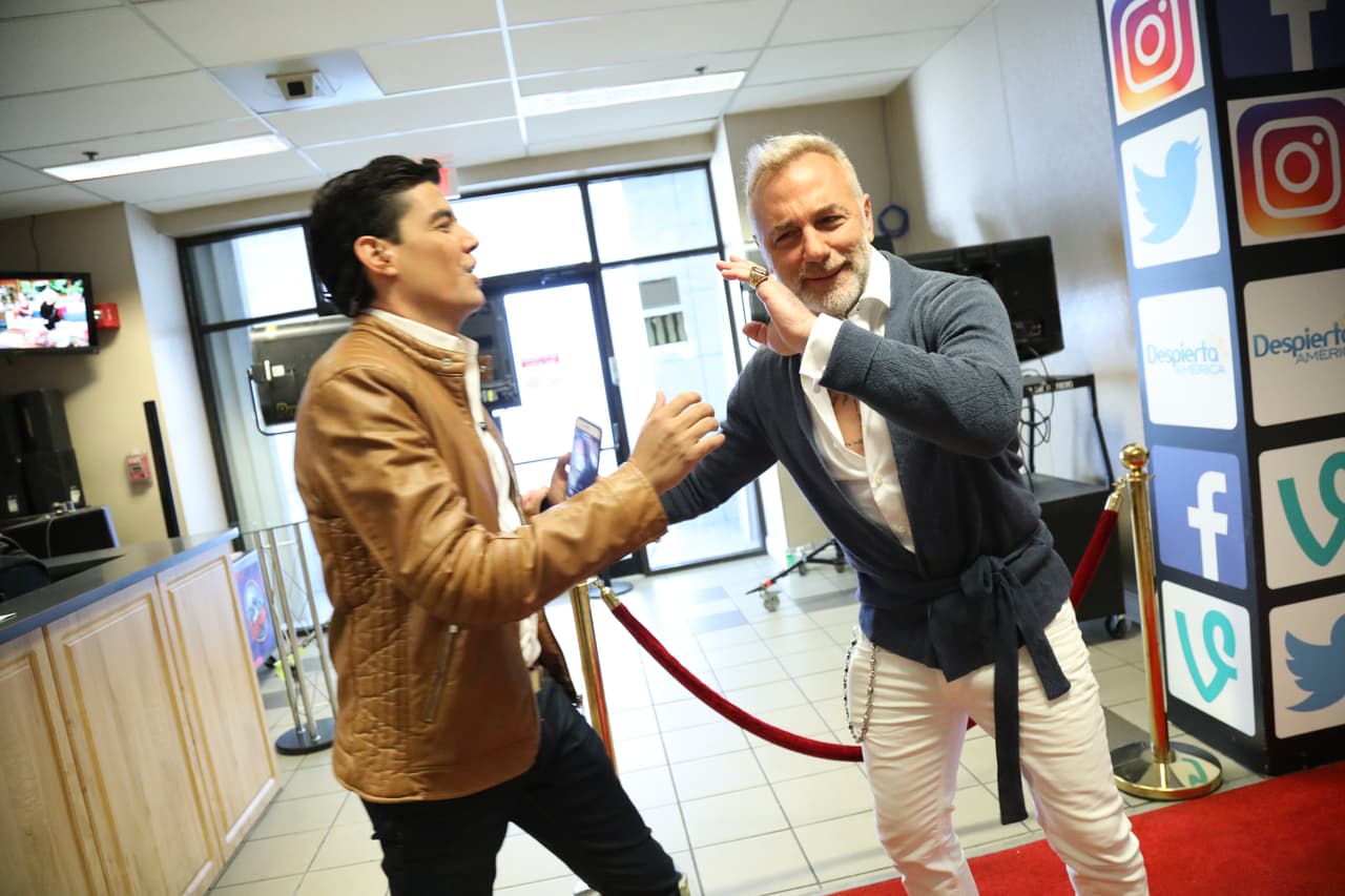 Orlando Segura fue de los primeros en saludar a Gianluca Vacchi.