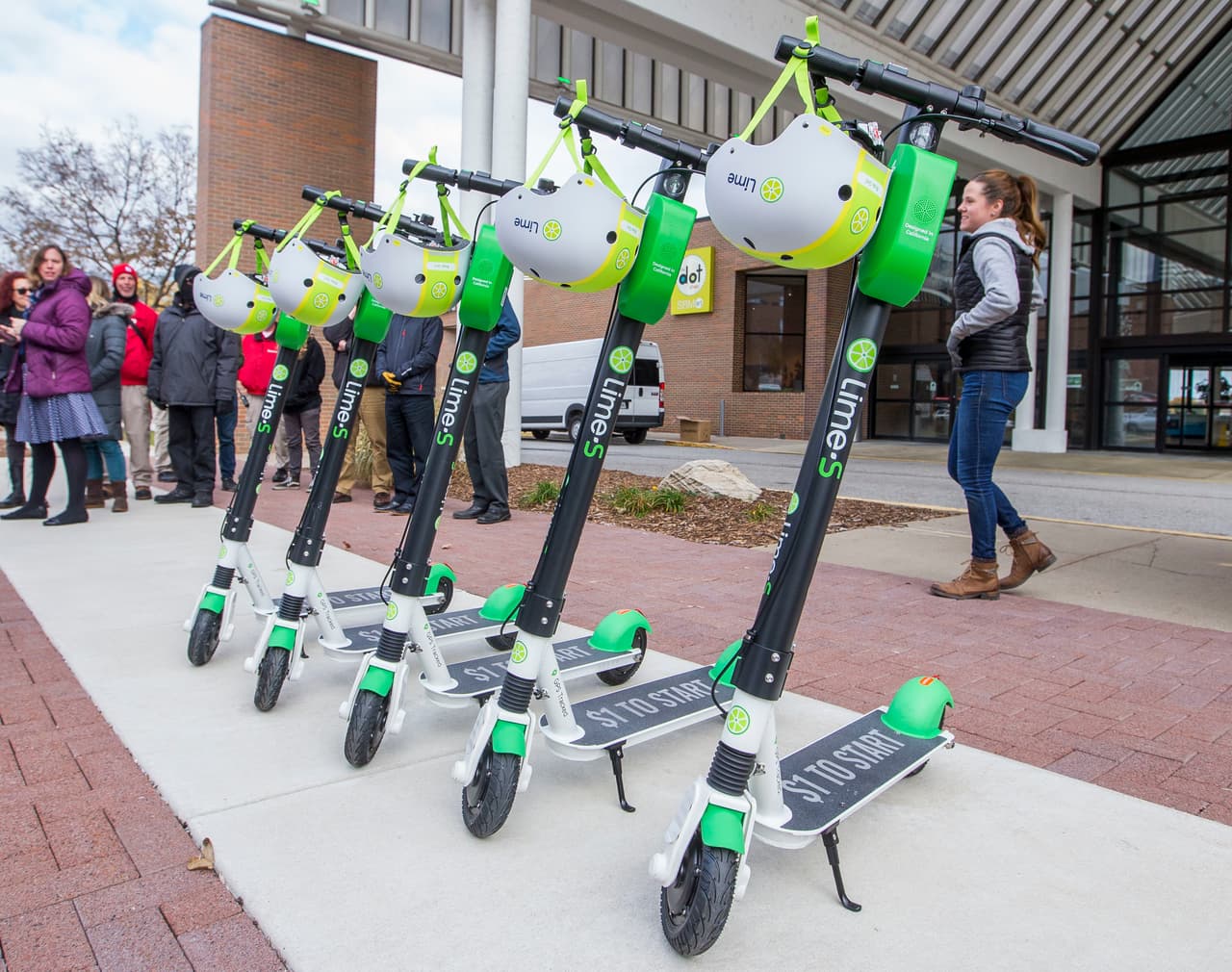 Miles de scooters llegan a Chicago este verano como una opción de transporte público 