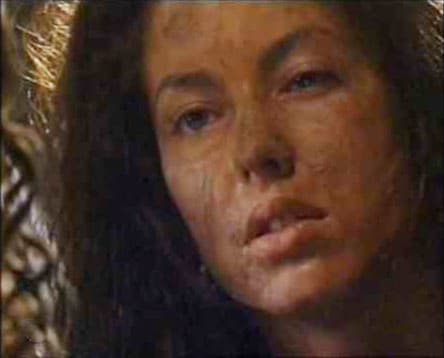 'Rubí' no tenía escrúpulos, hacía lo que fuera necesario para tener riqueza y estatus. Al final se queda sola, sin dinero y desfigurada, pues cae de unas escaleras, lo que le provoca una fuerte hemorragia en una de sus piernas y se la tienen que amputar, además su rostro se llena de cicatrices.