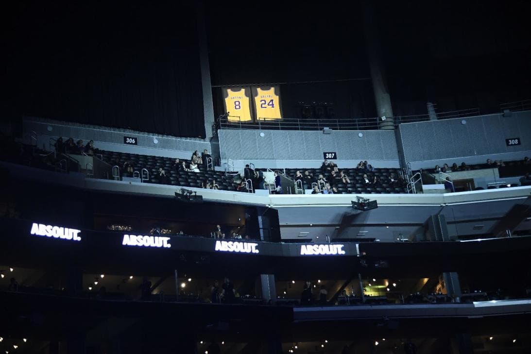 Al culminar, fueron iluminadas las camisetas con 
<b>los números que Kobe Bryant retiró</b>.