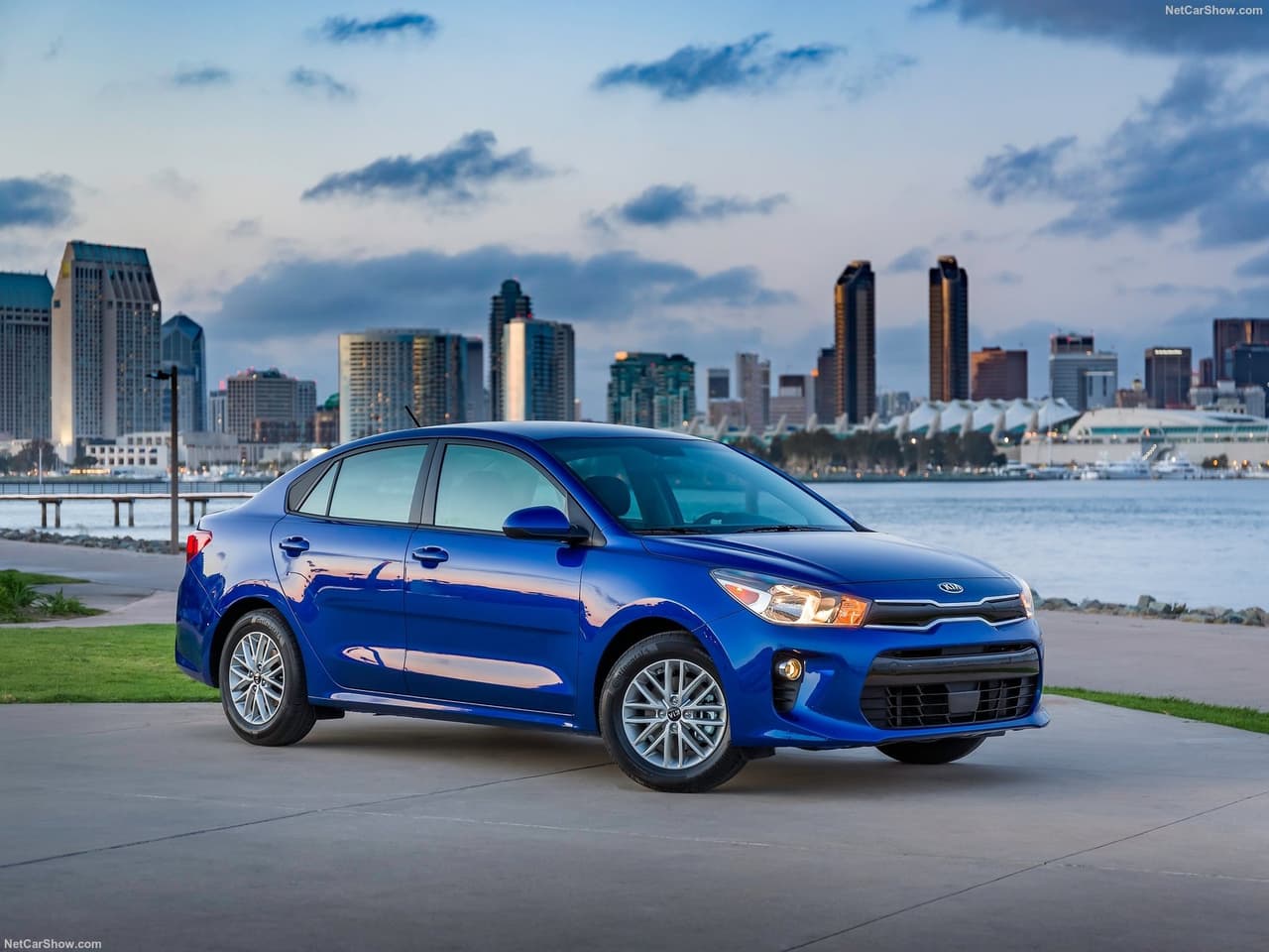 <b><h3 class="cms-H3-H3">Kia Rio - $16,675</h3></b>
<br>
<br>El Rio de cuarta generación ofrece valor, economía y estilo a un precio razonable. Es un competidor directo del Toyota Yaris y aunque es más grande y cómodo, de serie no incluye características de asistencia al conductor. Eso sí, su garantía está entre las mejores del mercado, lo que significa que se trata de un pequeño en el que se puede confiar. Este sedán de cinco pasajeros incluye pantalla táctil de 7 pulgadas, Apple CarPlay, Android Auto y cámara trasera. Por otro lado, su maletero puede alojar 13.7 pies cúbicos de carga.