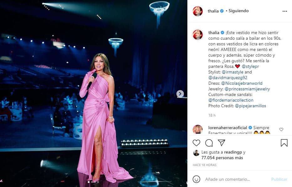 En su cuenta de Instagram, la cantante mexicana de 49 años dijo que el vestido la hizo regresar en el tiempo y sentirse: "Como cuando salía a bailar en los 90, con esos vestidos de licra en colores neón". Destacó su comodidad, frescura y cómo le "sentó en el cuerpo".