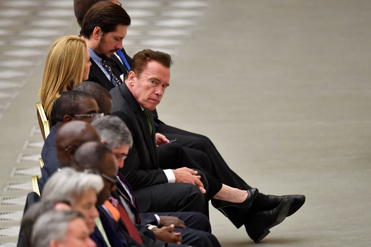 Esperando pacientemente a que los recibiera el Sumo Pontífice.