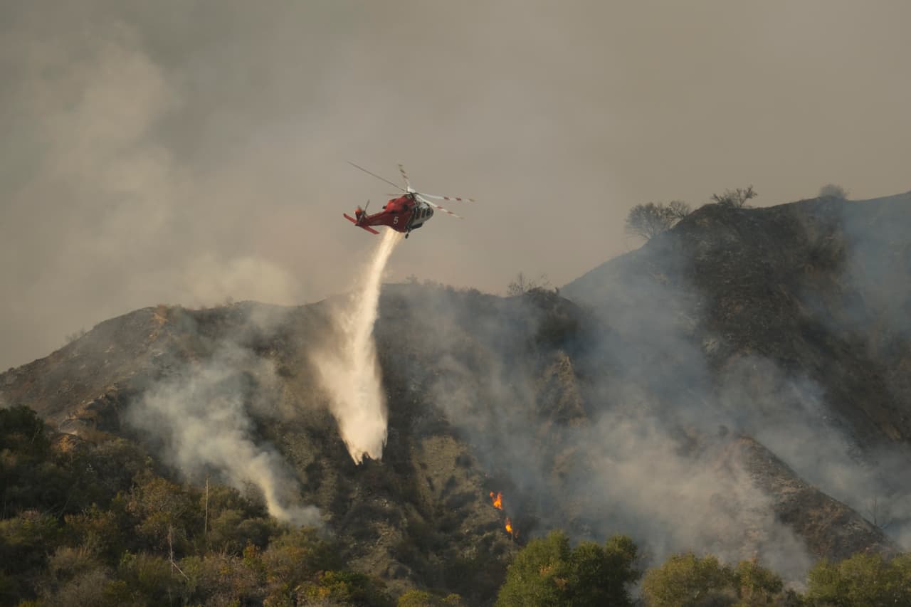 Las cuadrillas dependieron de aeronaves cisterna que regaron la zona con agua y retardante debido a que “el terreno es muy inclinado y sumamente difícil de navegar, lo que obstaculiza las operaciones de los bomberos en tierra”, informó el departamento de bomberos en un comunicado.