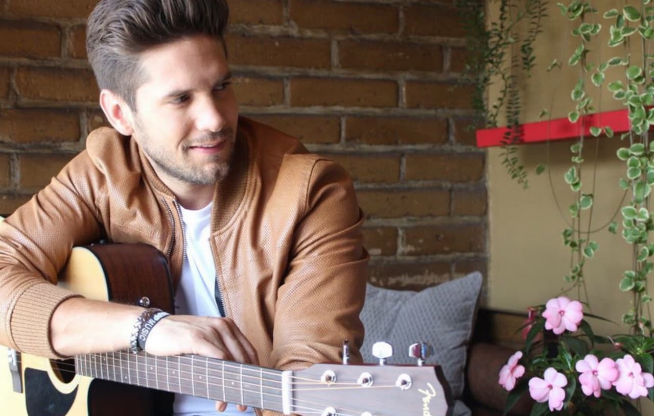 Galán, carismático y talentoso, Luis Knapp llegó a Galavisión para enamorarnos con su tema 'Decidiste'.