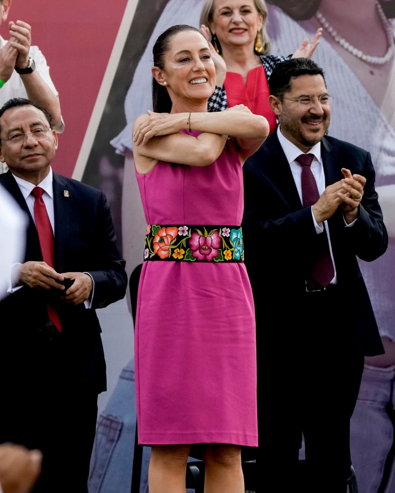 Para 2023 se notó un ligero
<b>cambio en la vestimenta de Claudia Sheinbaum</b>. La entonces jefa de gobierno de la Ciudad de México contó a El Universal que todo comenzó cuando buscó una costurera para resolver un problema y le gustó su trabajo. Entonces, empezó a hacerle
<b>ropa a la medida</b>.