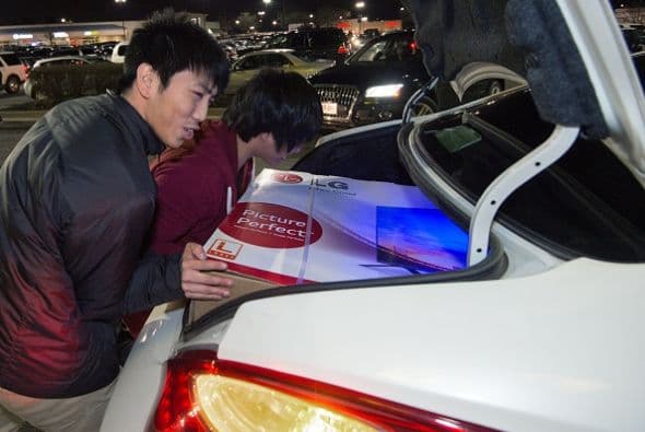 Por otro lado, estos dos clientes del Best Buy de Fair Fax, Virginia, parece que no calcularon muy bien el tamaño de su pantalla.