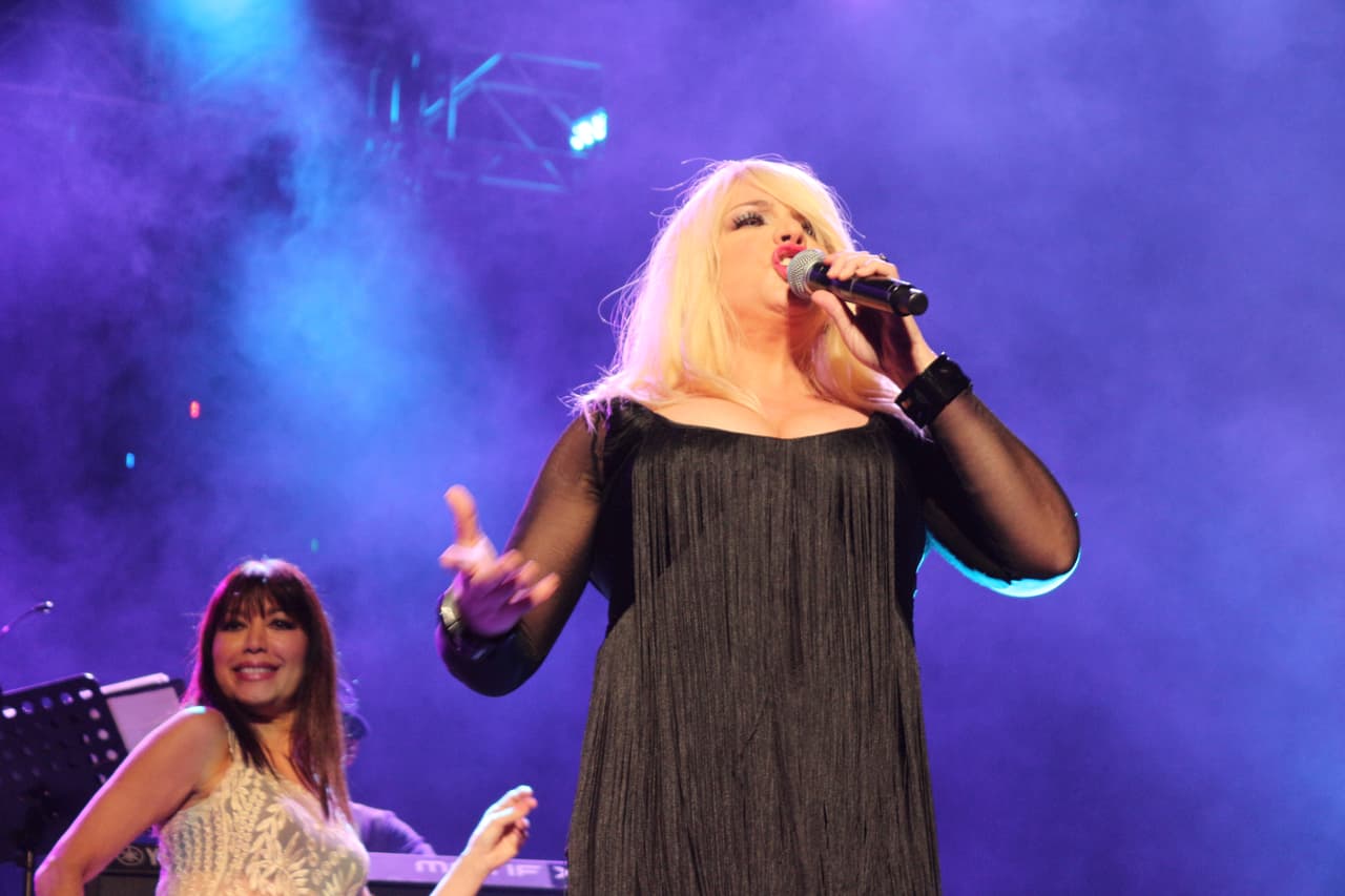 “Gracias a KQ por esta invitación espectacular... de venir a compartir una noche de amorrrrrr en el Choliseo”-Ednita Nazario.