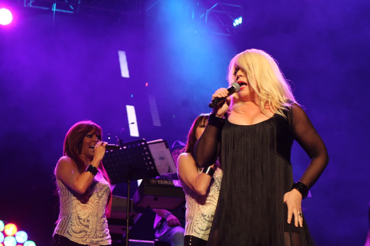 “Gracias a KQ por esta invitación espectacular... de venir a compartir una noche de amorrrrrr en el Choliseo”-Ednita Nazario.