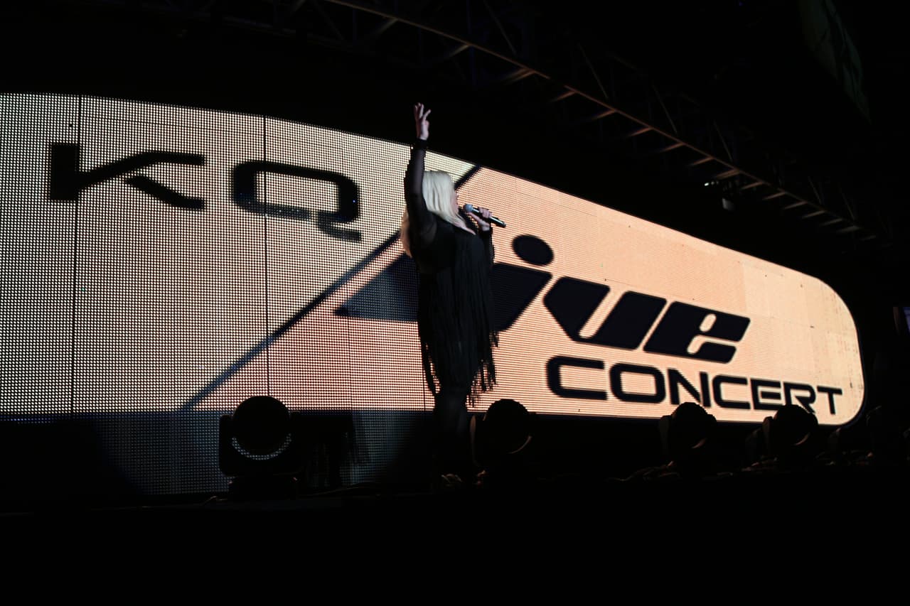 “Gracias a KQ por esta invitación espectacular... de venir a compartir una noche de amorrrrrr en el Choliseo”-Ednita Nazario.