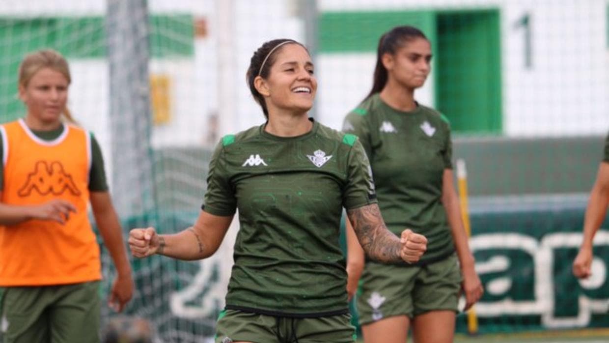 ¡Una heroína! Jugadora del Betis con título de médico se une a sistema sanitario de España