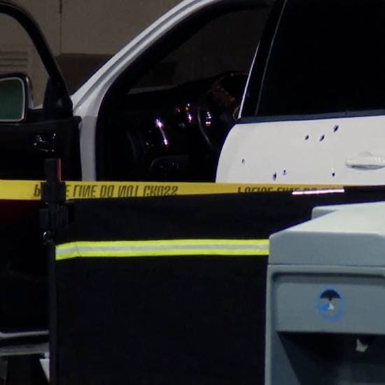 El vehículo encontrado con orificios aparentemente de bala.