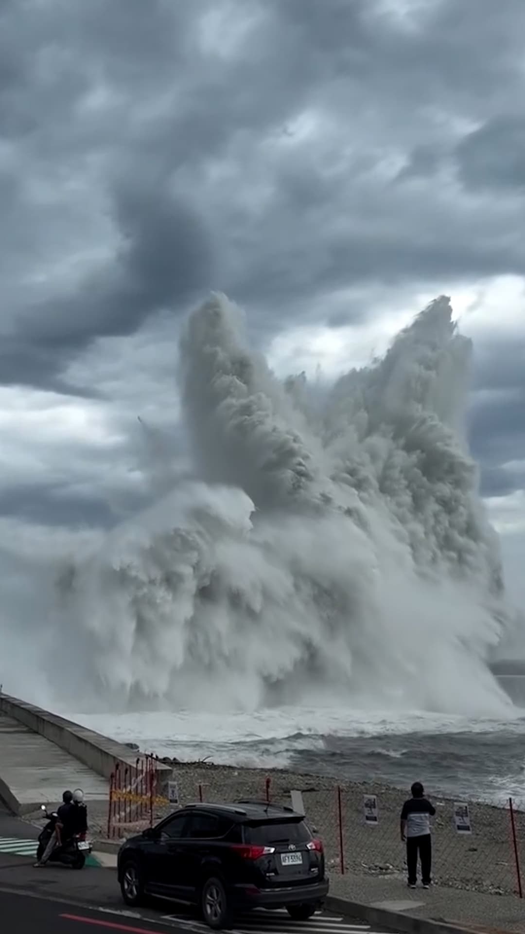 Olas gigantes azotan el puerto de Taiwán