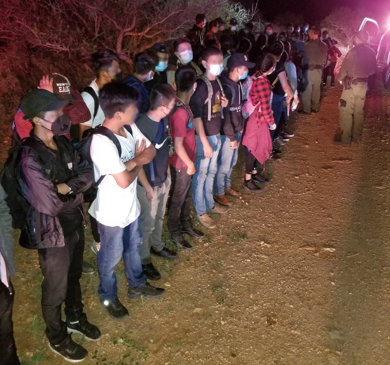 Julio 11- Son niños entre 5 y 17 años, la mayoría de Guatemala y otro países centroamericanos. La noche del 11 de julio alrededor de las 10 pm. se entregó un grupo de 96 personas, a 3 millas al oeste de Sasabe y a las 8 horas localizaron otro grupo de 76 inmigantes. Entre esos dos grupos había 90 menores sin acompañante adulto. "Fue en una de las áreas donde no se terminó el muro", dijo a Univision Arizona Jesús A. Vasavilbaso, vocero de la Patrulla Fronteriza, sector Tucson.