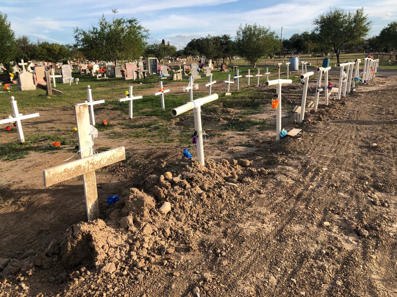 Con estas cruces son identificadas las tumbas de personas que no pudieron ser identificadas.