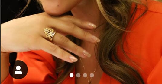 Todo fue gracias al trabajo y disposición de la joyería André Laurent, la cual le entregó una réplica.