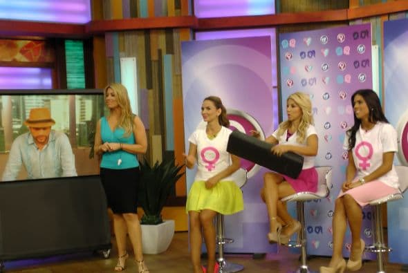 Y para defender su a género, el panel le dio la bienvenida a la guapa periodista Roxana García.