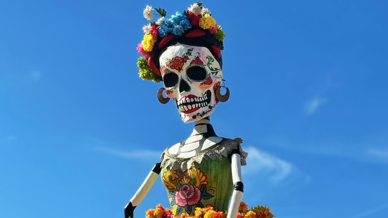 El lugar estaba adornado con
<b> fascinantes elementos que evocaban la rica cultura mexicana</b>, entre ellos, destacaban algunas imponentes Catrinas que observaban con curiosidad a los visitantes.