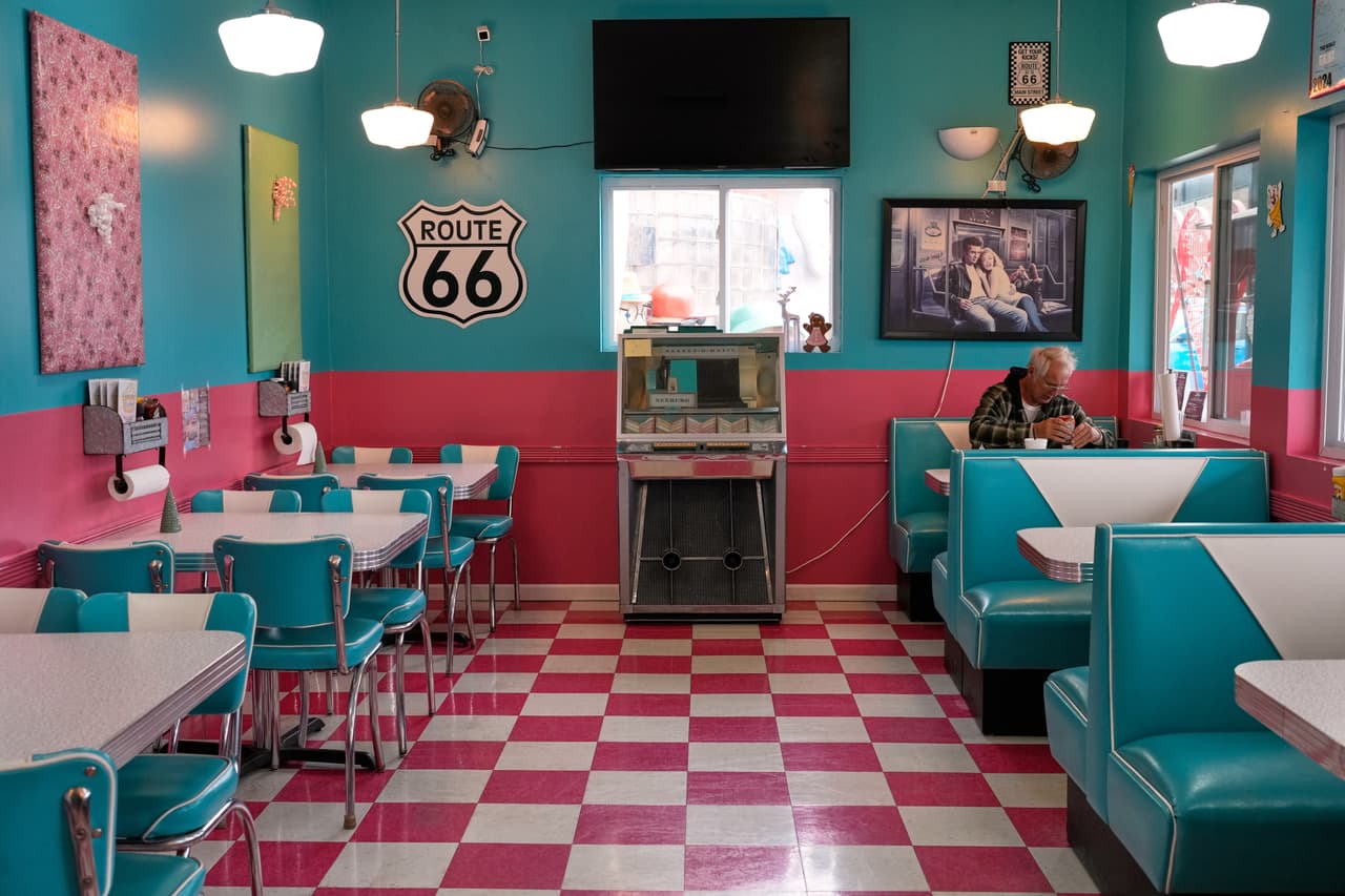 Everett Swett almuerza dentro del Twistee Treat Diner, una cafetería y heladería de estilo años 50 situada a lo largo de la histórica Ruta 66, en Livingston, Illinois.