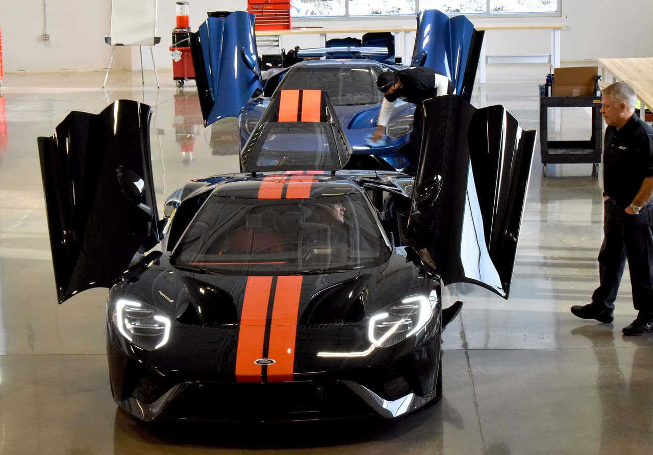 La producción del Ford GT 2017 marchará a un ritmo de 1 carro por día. Ford planeó inicialmente una producción total de 500 GTs construyendo 250 autos modelo 2017 y 250 más modelo 2018. Sin embargo la fuerte demanda los convenció de añadir dos años al calendario de producción, que se prorrogará hasta 2020.