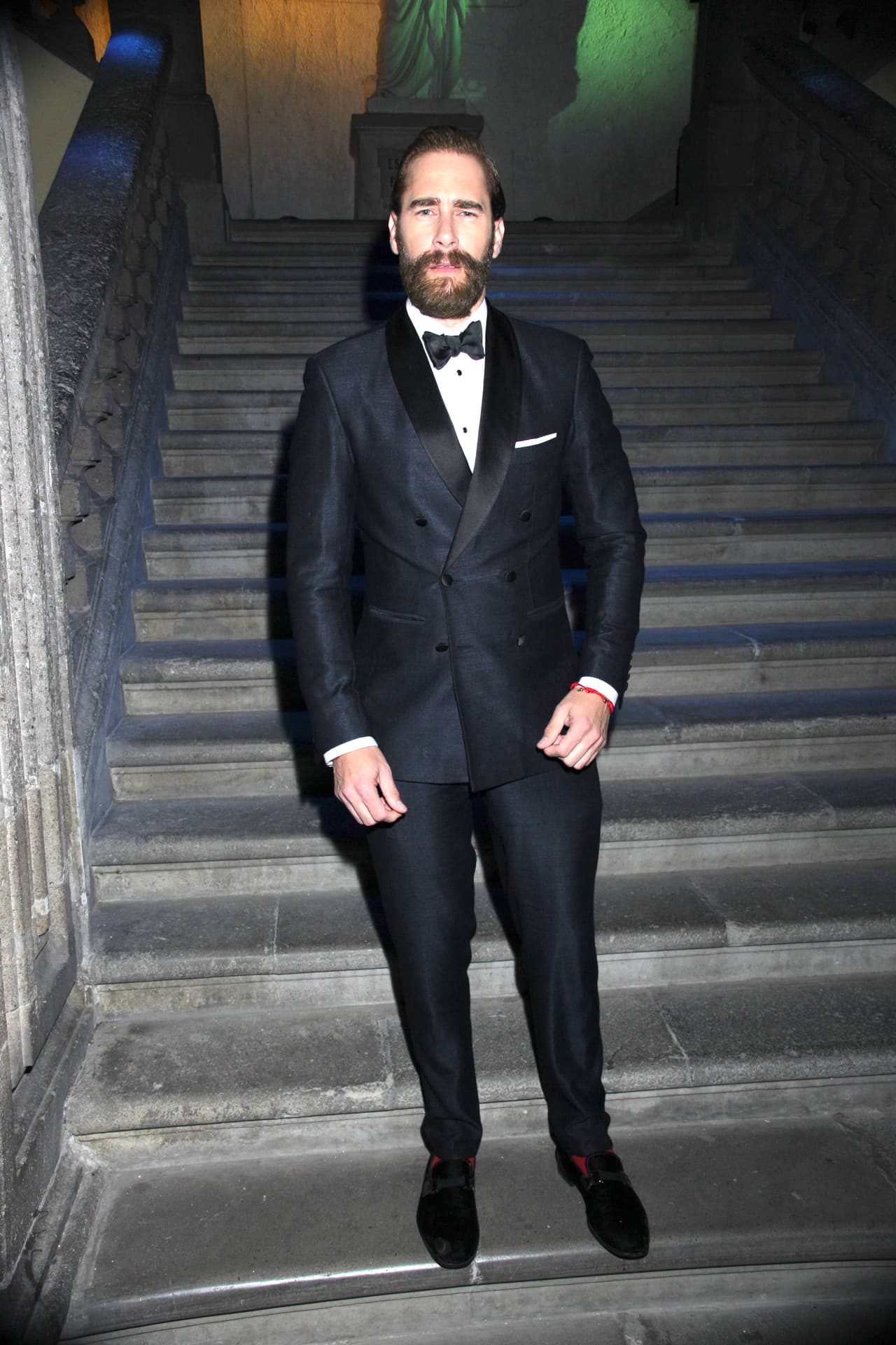 Carlos de la Mota encarna a uno de los mejores cardiólogos en la producción de El Güero Castro. Es responsable y muy decidido.