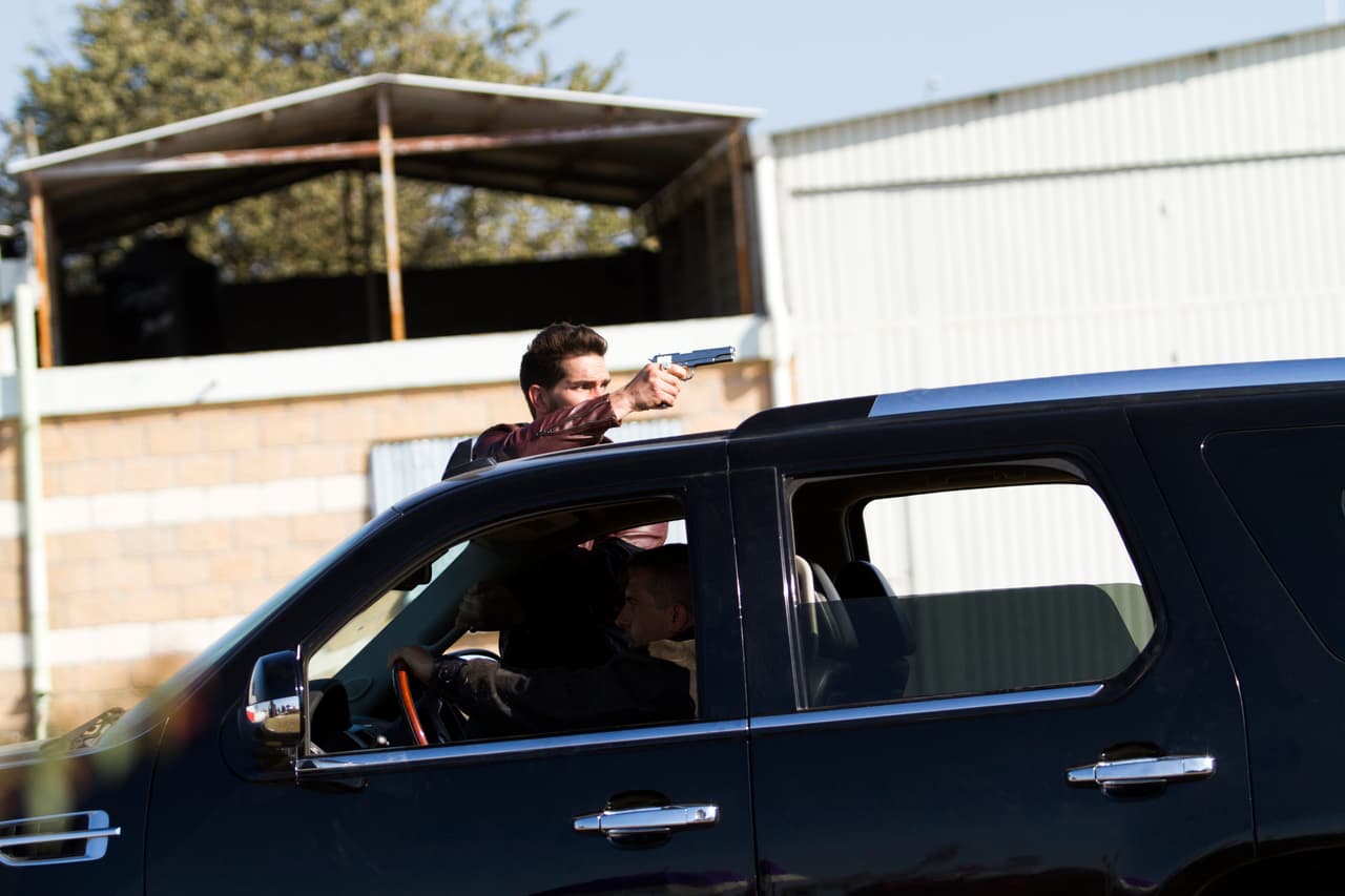 Dave corrió detrás de él, pero su esfuerzo fue inútil: John se burló de él al encontrarse a salvo.